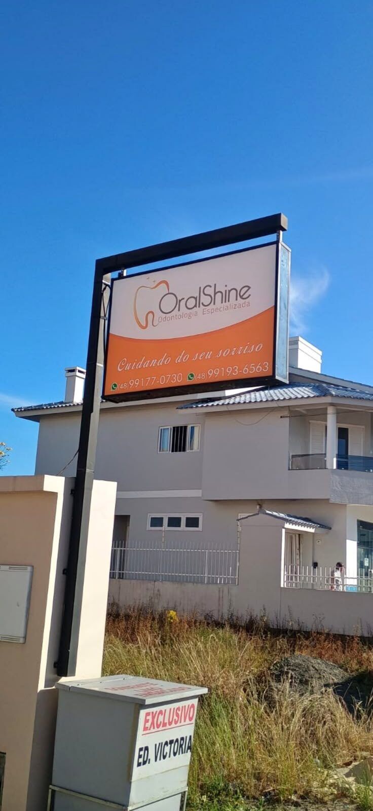 Placa em totem da OralShine